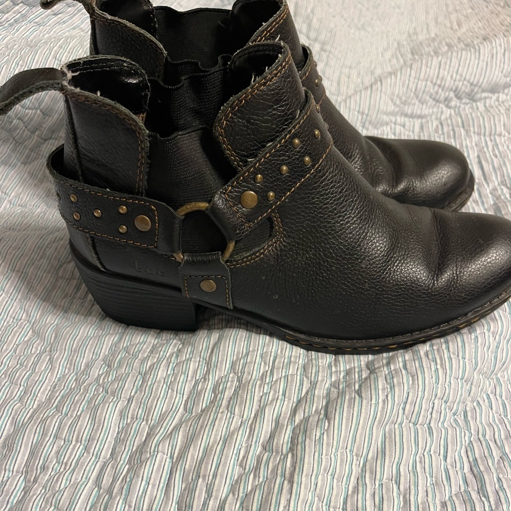EUC CUTE BOC LEATHER ANKLE BOOTS SIZE 8